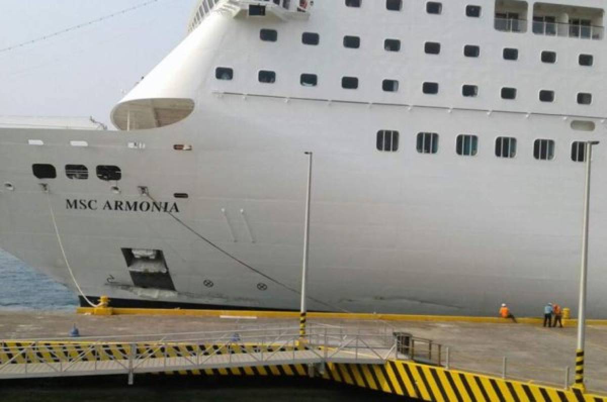 EN FOTOS: Así quedó el crucero tras estrellarse con muelle en Roatán