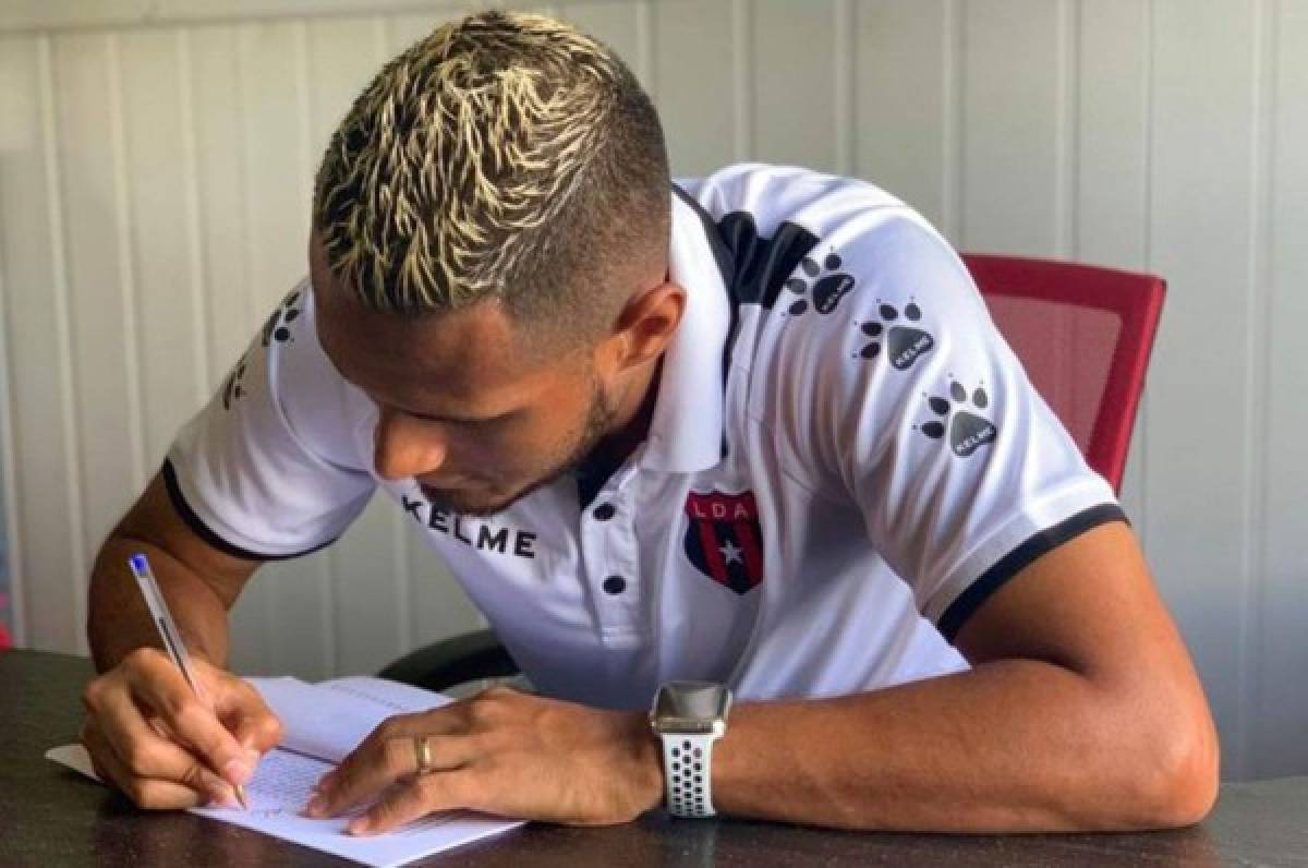 El volante hondureño Alex López renueva su contrato con el Alajuelense de Costa Rica