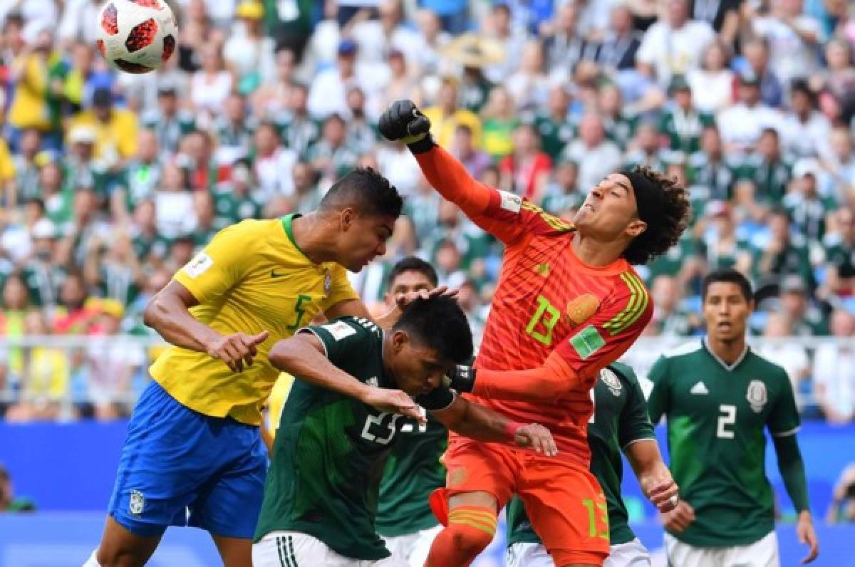 'Memo' Ochoa ha salvado a México en este duelo de octavos de final ante Brasil. FOTOS AFP