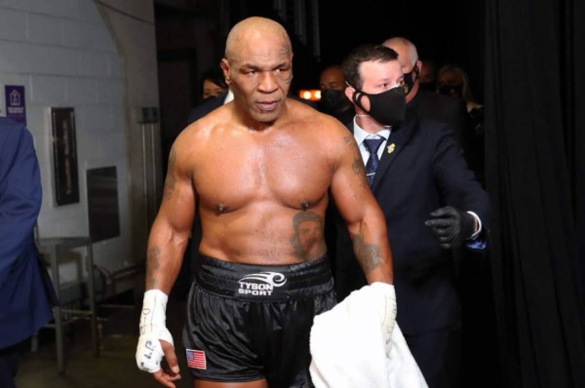 Mike Tyson admite que se fumó un puro de marihuna antes del combate ante Roy Jones: 'No me afecta'