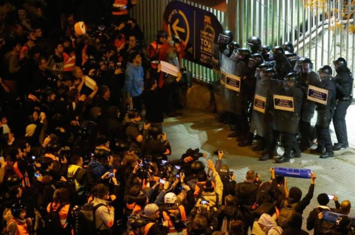No se vio en TV del clásico: Caos, enfrentamientos y heridos en las afueras del Camp Nou