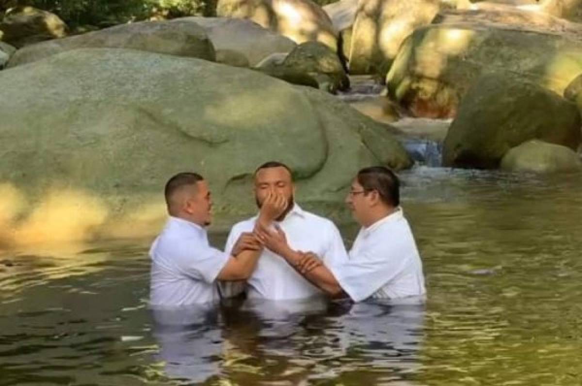 Exfutbolista hondureño Emil Martínez entrega su vida a Dios en acto de bautismo