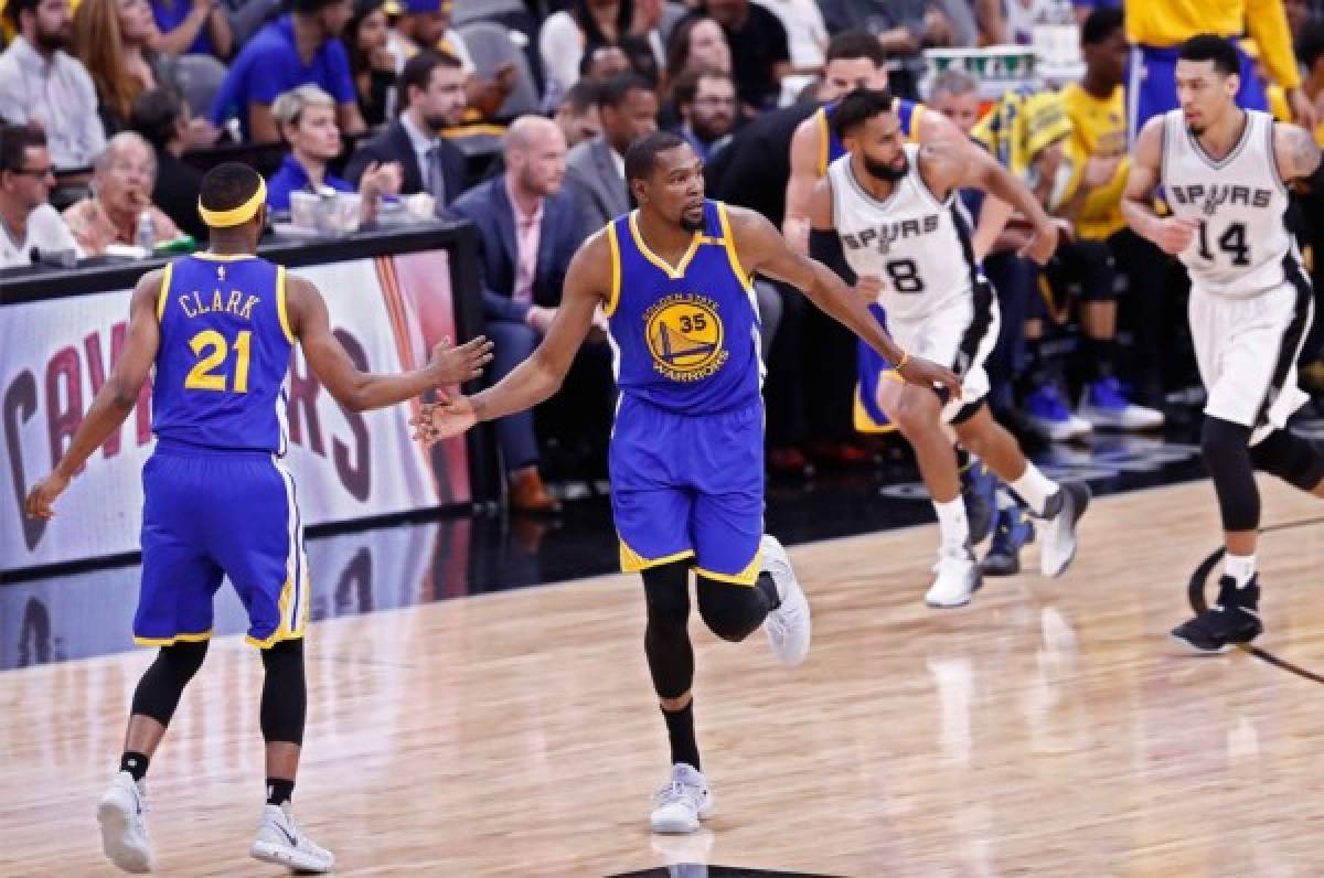 Warriors barren a Spurs y jugarán las Finales de la NBA