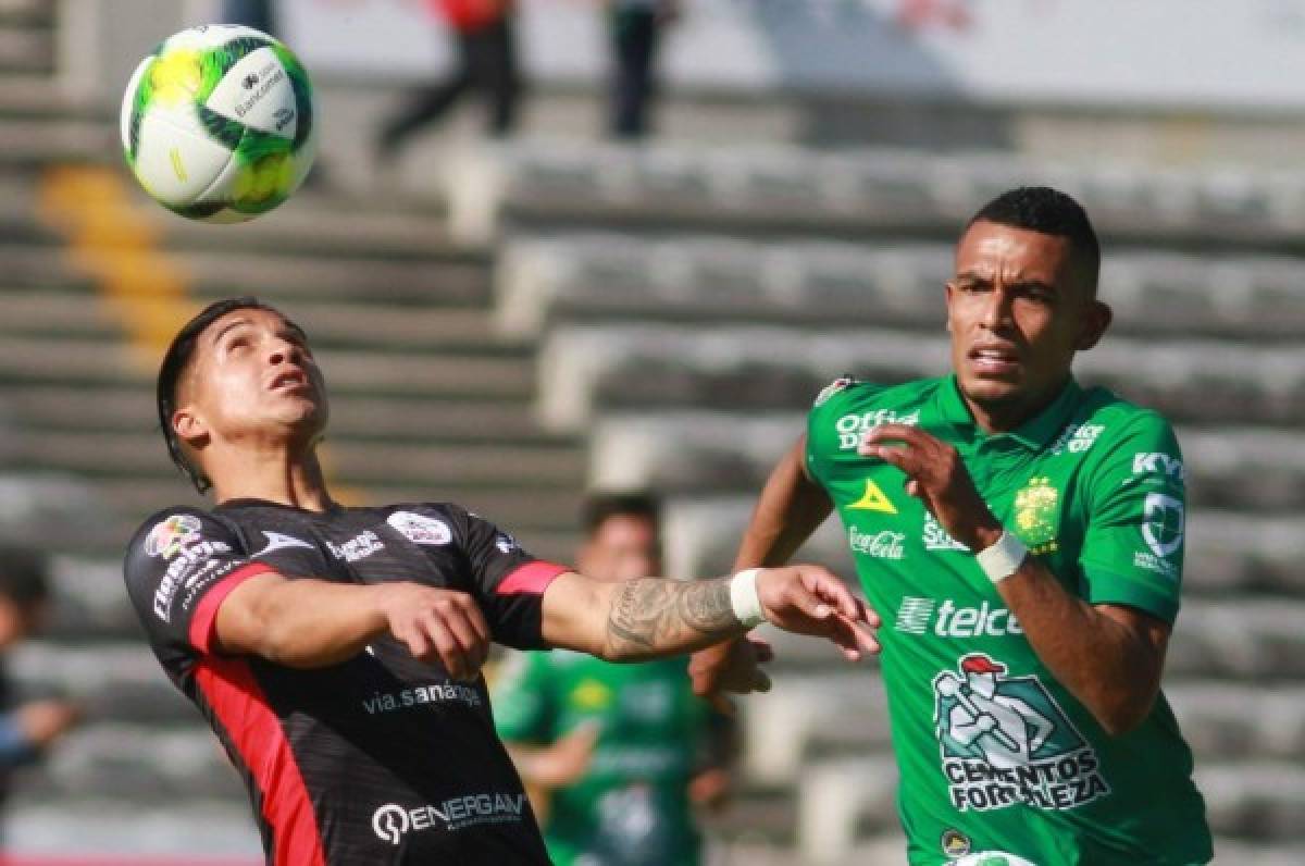 Michaell Chirinos (L) of Lobos Buap vies for the ball with Jean Meneses (R) of Leon during their Mexican Clausura 2019 tournament football match at the Universitario Buap stadium in Puebla, Puebla state, Mexico, on March 10, 2019. (Photo by VICTOR CRUZ / AFP)