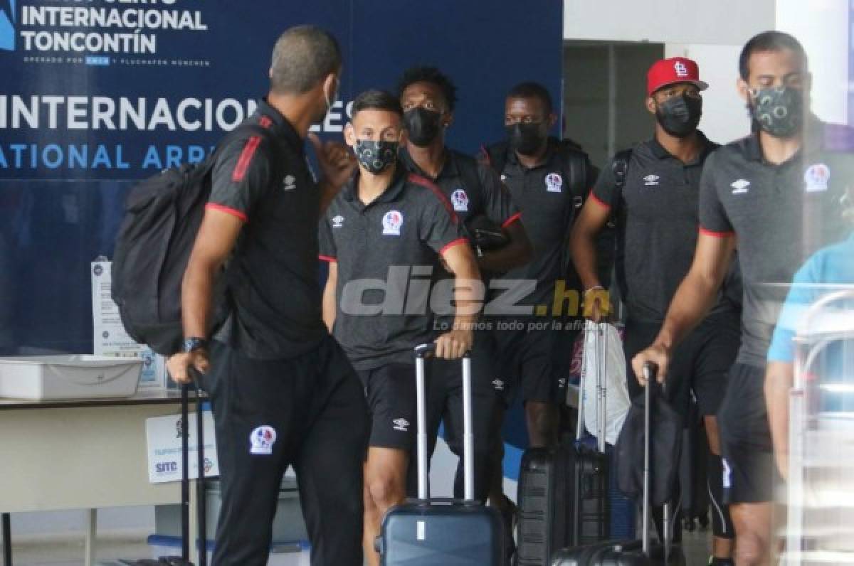 Con gafas, regalos y hasta con máscara de la Casa de Papel: Así fue el regreso de los jugadores del Olimpia tras escándalo en Surinam