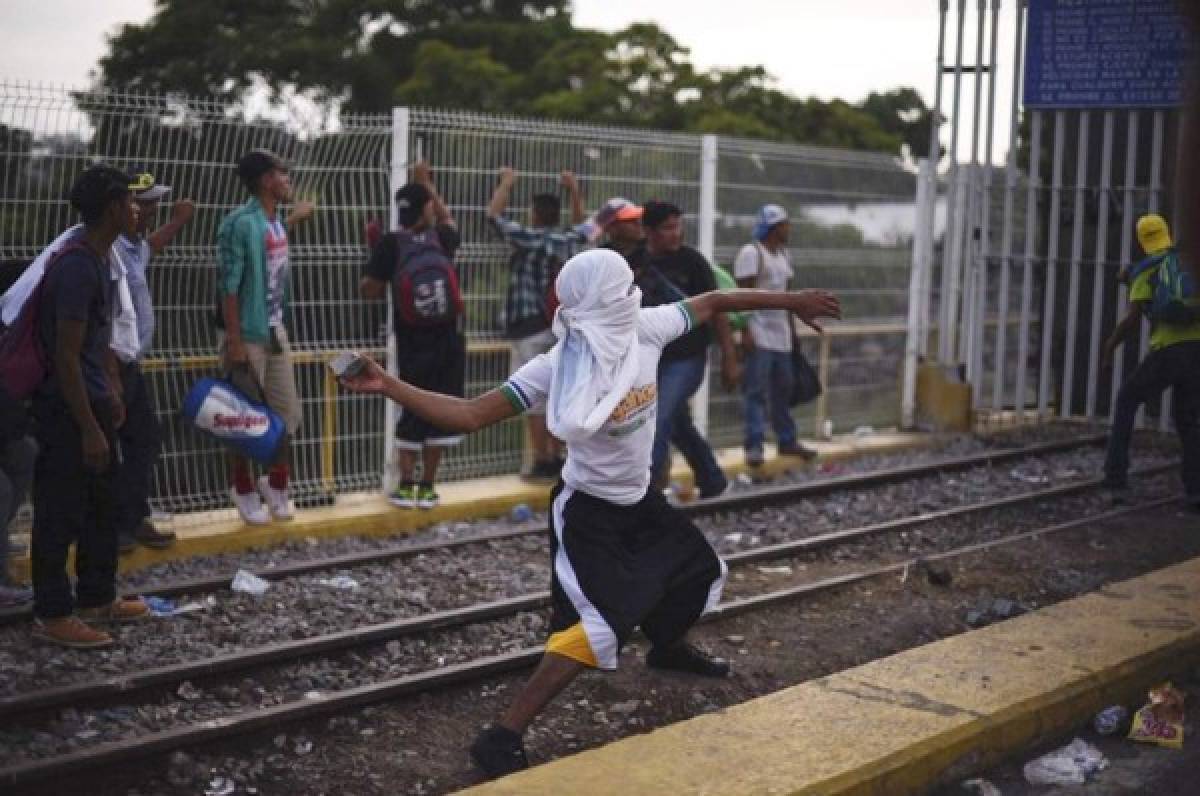 Muere hondureño en caravana de migrantes tras enfrentamiento con la policía de México