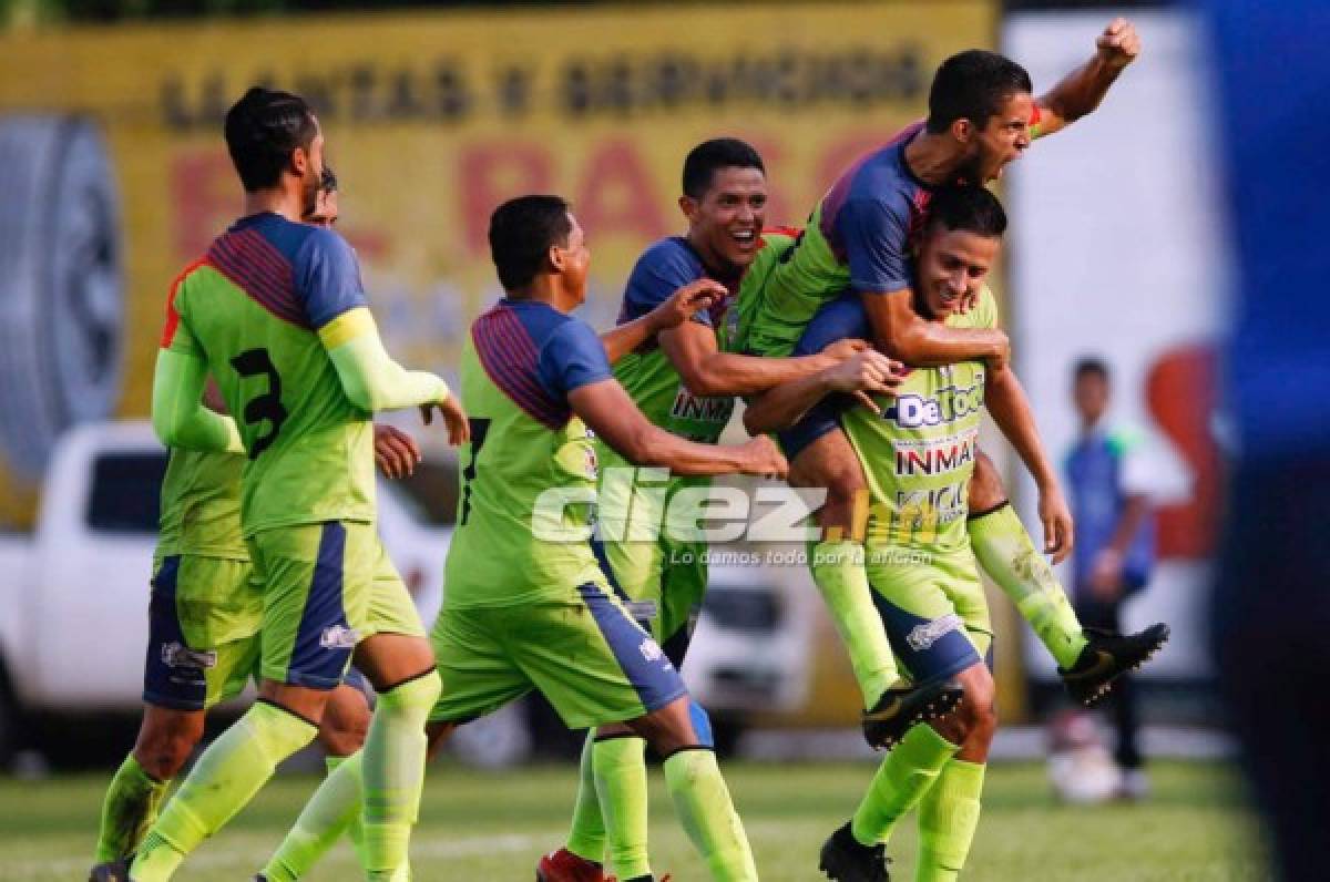 Aldo Oviedo celebra con sus compañeros el primer gol del Real de Minas. FOTO: Emilio Flores