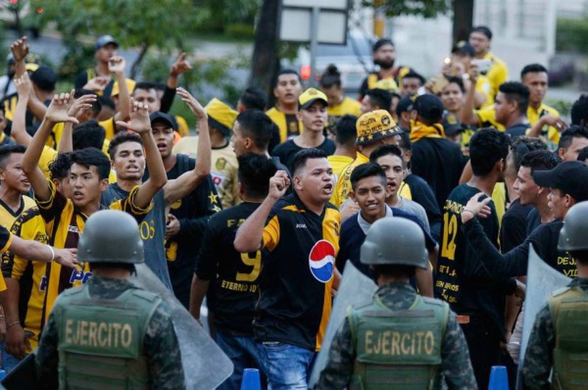 La afición del Real España también llegó al estadio Morazán.