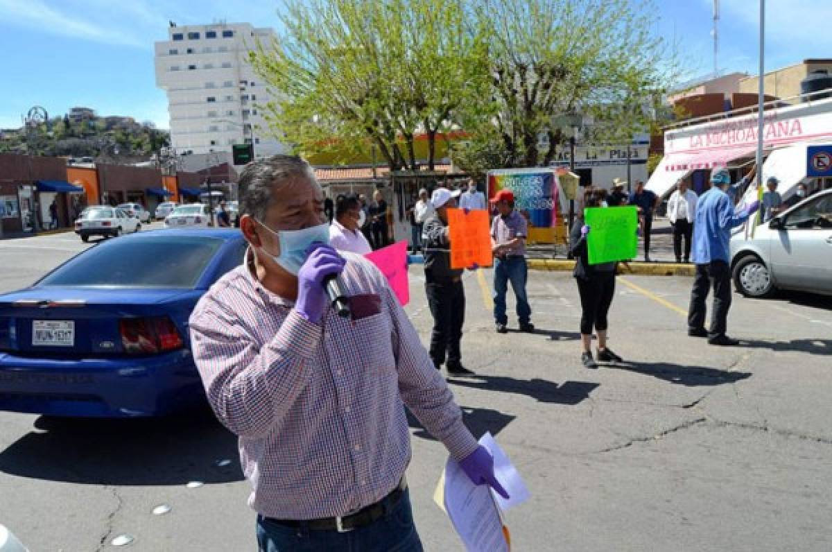 El mundo al revés: Mexicanos bloquean frontera para que no entren estadounidenses