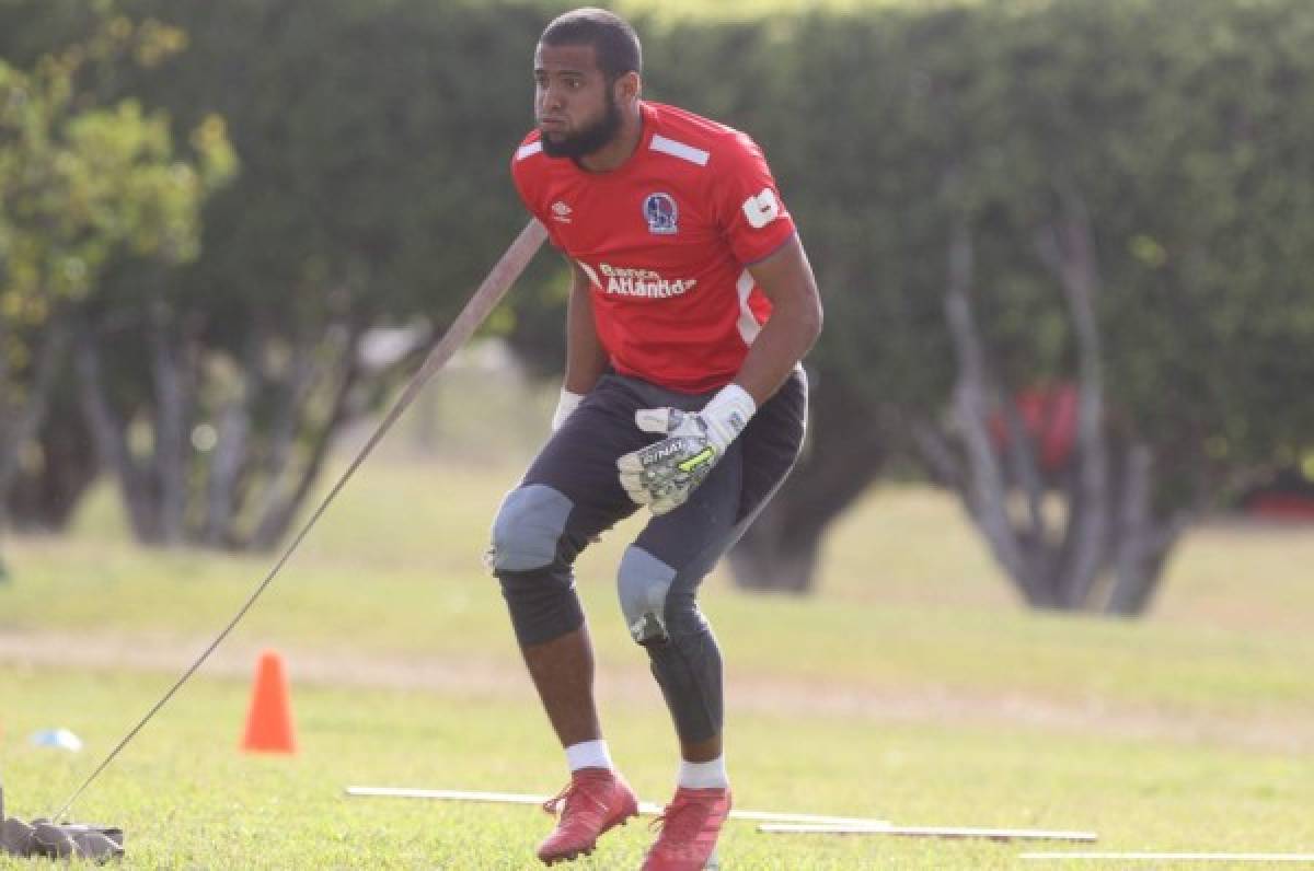 Edrick Menjívar levanta la mano para la selección de Honduras