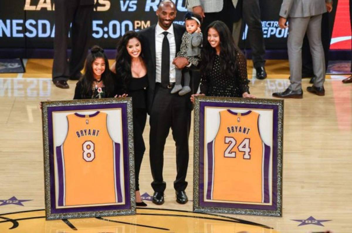 Los Lakers retiran los dos jerseys de Kobe Bryant