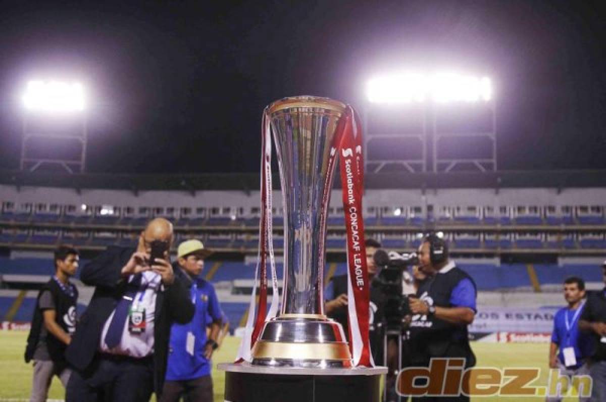 El trofeo que recibirá el campeón de la Liga Concacaf se exhibe en el estadio Olímpico de San Pedro Sula. Foto Delmer Martínez