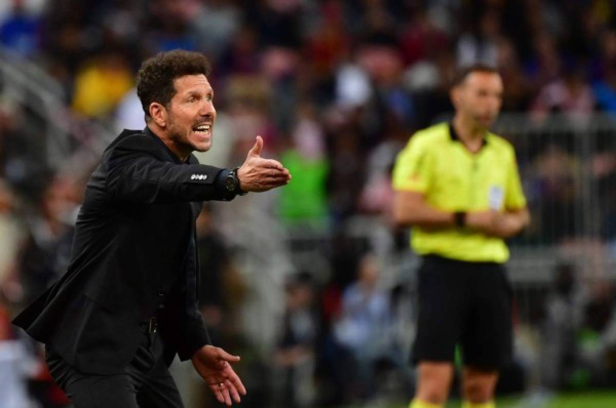 Atletico Madrid's Argentinian coach Diego Simeone speaks to his players during the Spanish Super Cup semi final between Barcelona and Atletico Madrid on January 9, 2020, at the King Abdullah Sport City in the Saudi Arabian port city of Jeddah. - The winner will face Real Madrid in the final on January 12. (Photo by Giuseppe CACACE / AFP)