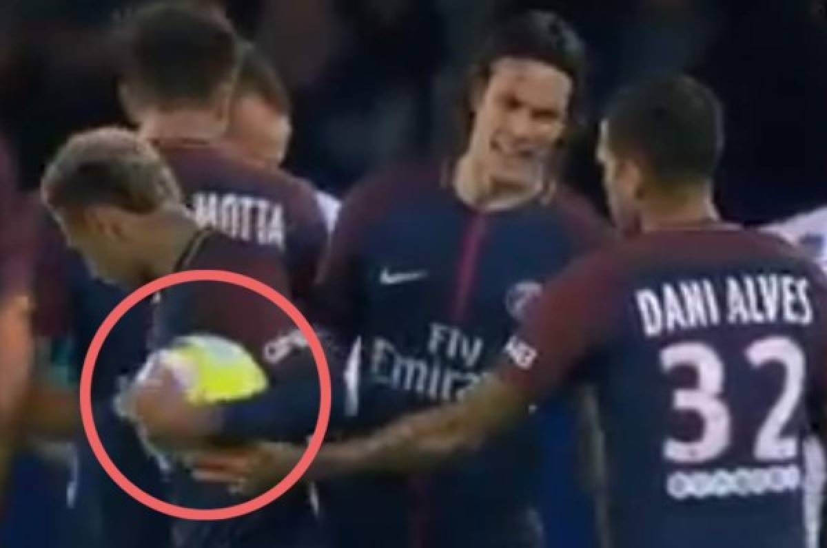 Cavani discutió con Dani Alves cuando el brasileño le quitó el balón para entregarlo a Neymar.