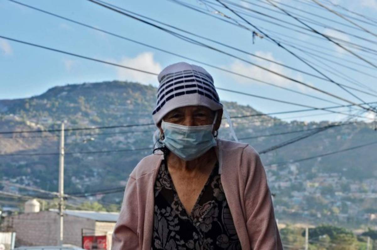 Con cervezas y sin respetar toque de queda absoluto: Las mejores fotos del día en Honduras