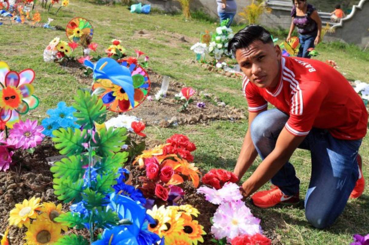 Denil Maldonado cumple su promesa y visita la tumba de su hermano