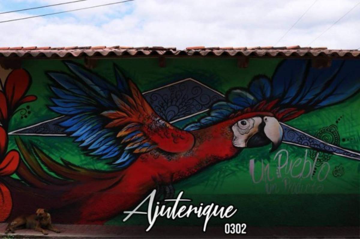 Así es Ajuterique, el hermoso hogar turístico del arte donde está el impresionante mural de Chelato Uclés