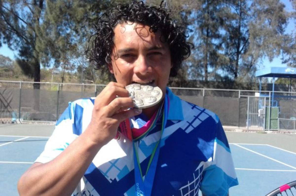 Keny Turcios, de ser recoge pelotas a campeón de tenis en Honduras