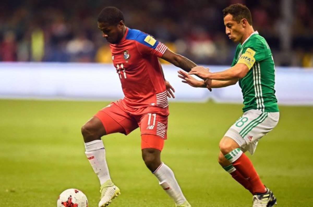 Armando Cooper y Andrés Guardado disputando la posesión del esférico en el Azteca.