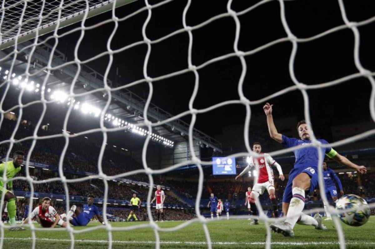 Chelsea y Ajax empatan en un partido de locos por la Champions League