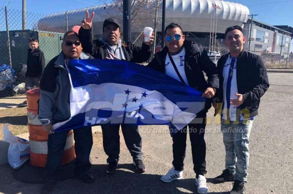 Aficionados catrachos ponen el ambiente en las afueras del Red Bull Arena previo al Ecuador- Honduras