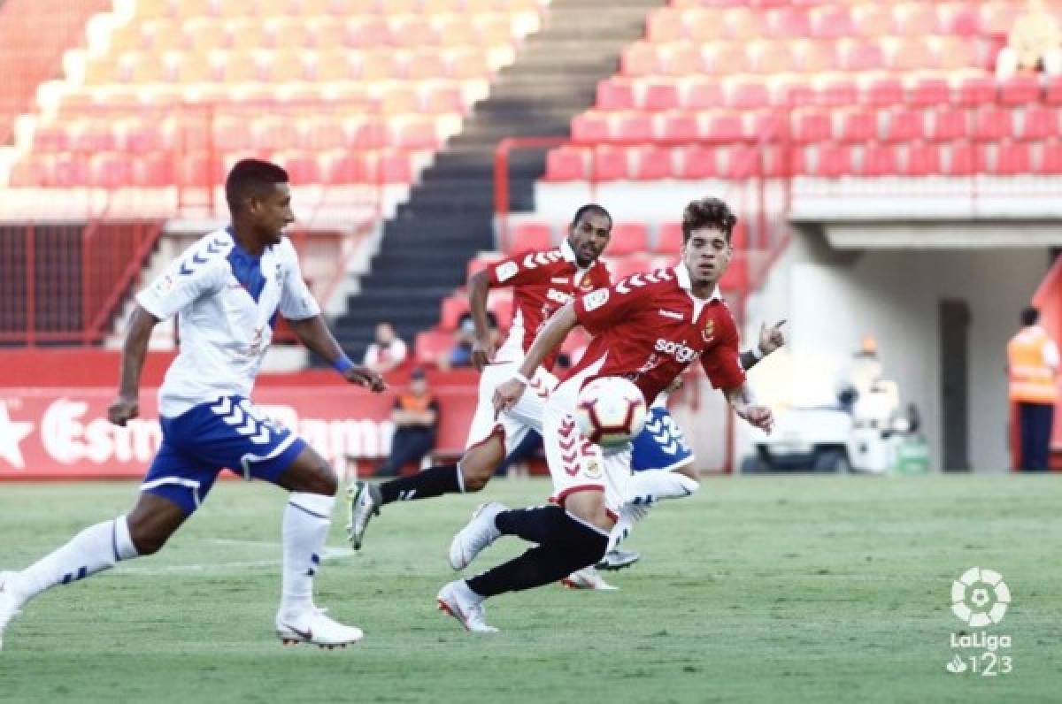 Bryan Acosta comienza la temporada como titular con el Tenerife