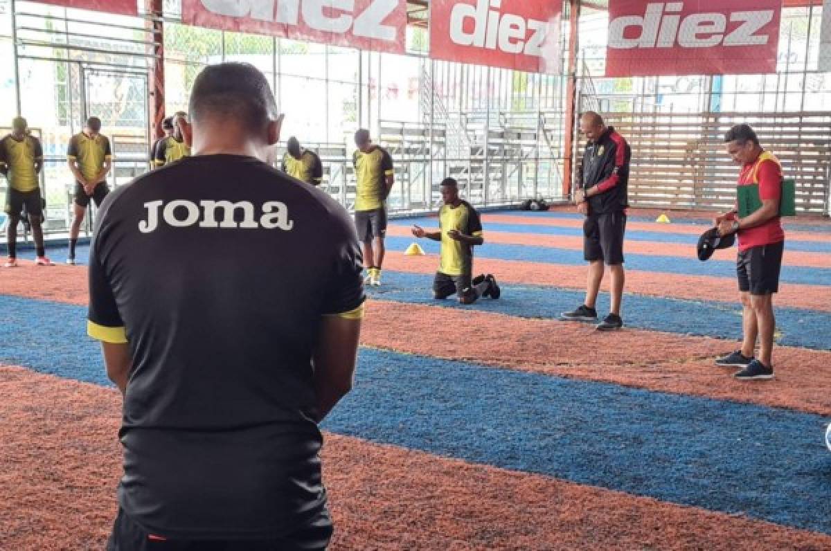 ¡Claman a Dios! Jugadores y cuerpo técnico del Real España inician su entreno orando por la paz del país