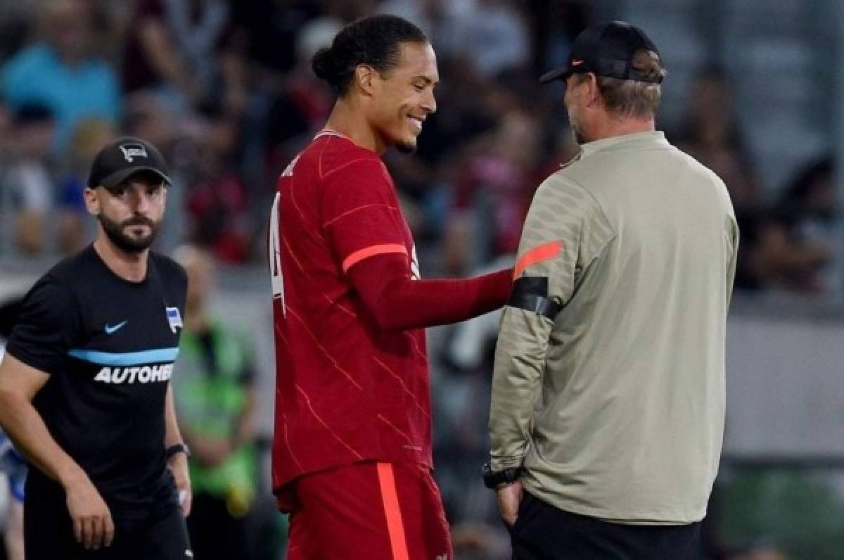 Regresó el capi: Van Dijk vuelve a jugar con el Liverpool nueve meses después de su lesión