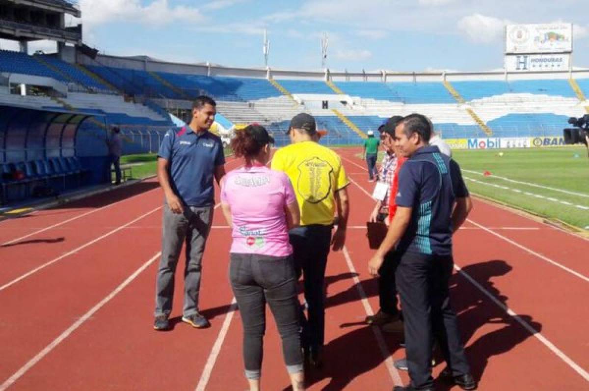 Momentos cuando el árbitro Raúl Castro llegaba al estadio Olímpico de San Pedro Sula para suplir a Armando Castro en el duelo. Foto cortesía Américo Navarrete