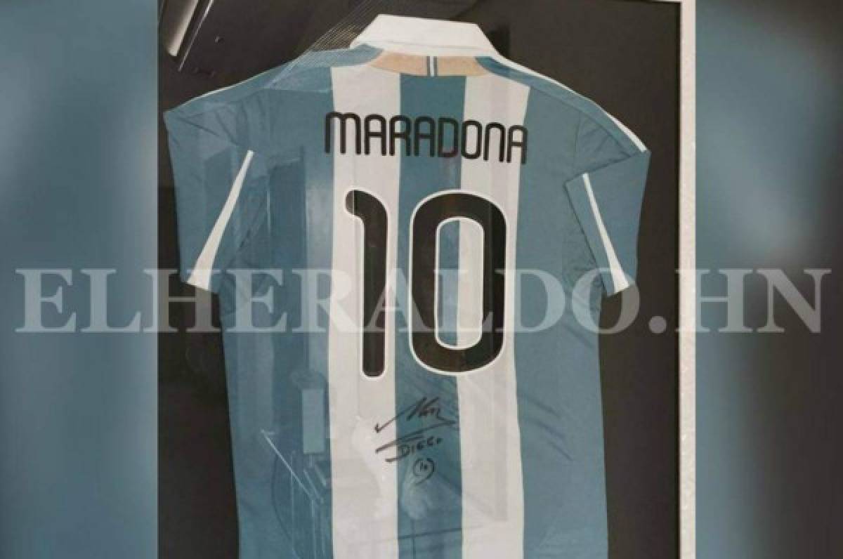 Encuentran camisa firmada por Maradona en vivienda de presuntos socios de narcos