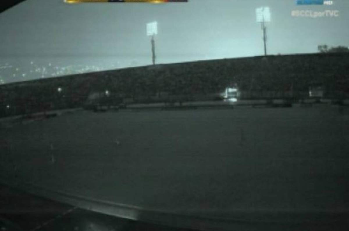 VIDEO: Apagón en el estadio Nacional deja a oscuras el Olimpia-Pachuca
