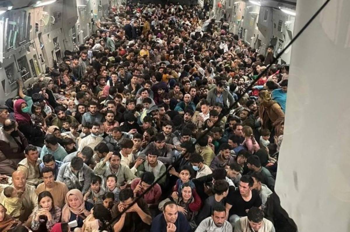 La verdadera historia detrás de la foto de cientos de afganos en un avión huyendo de su país