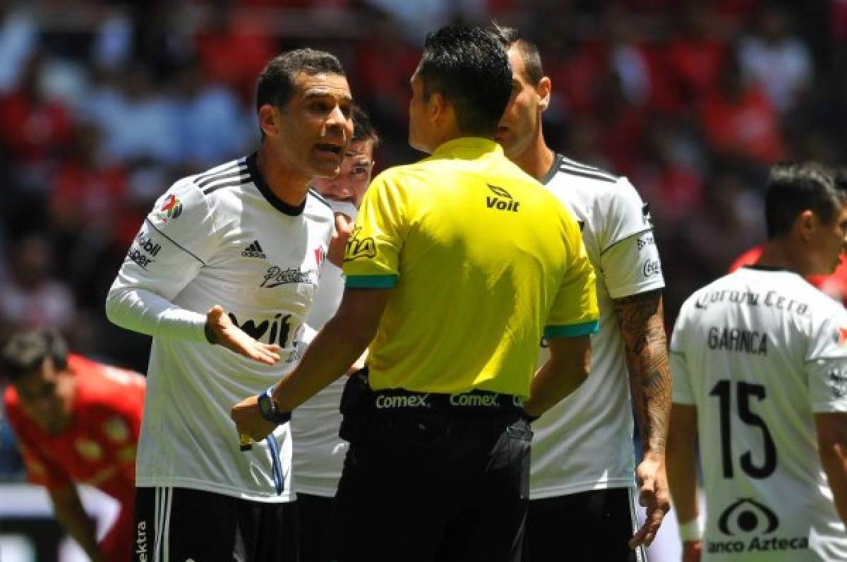 Atlas' Rafael Marquez (L) argues with the referee during the Mexican Apertura football tournament match against Toluca at the Nemesio Diez stadium in Toluca, Mexico, on August 6, 2017. / AFP PHOTO / ROCIO VAZQUEZ