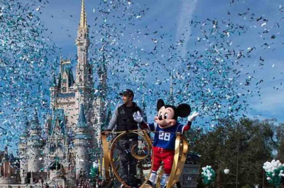 Nick Foles celebra la victoria de los Eagles con la magia de Disney World