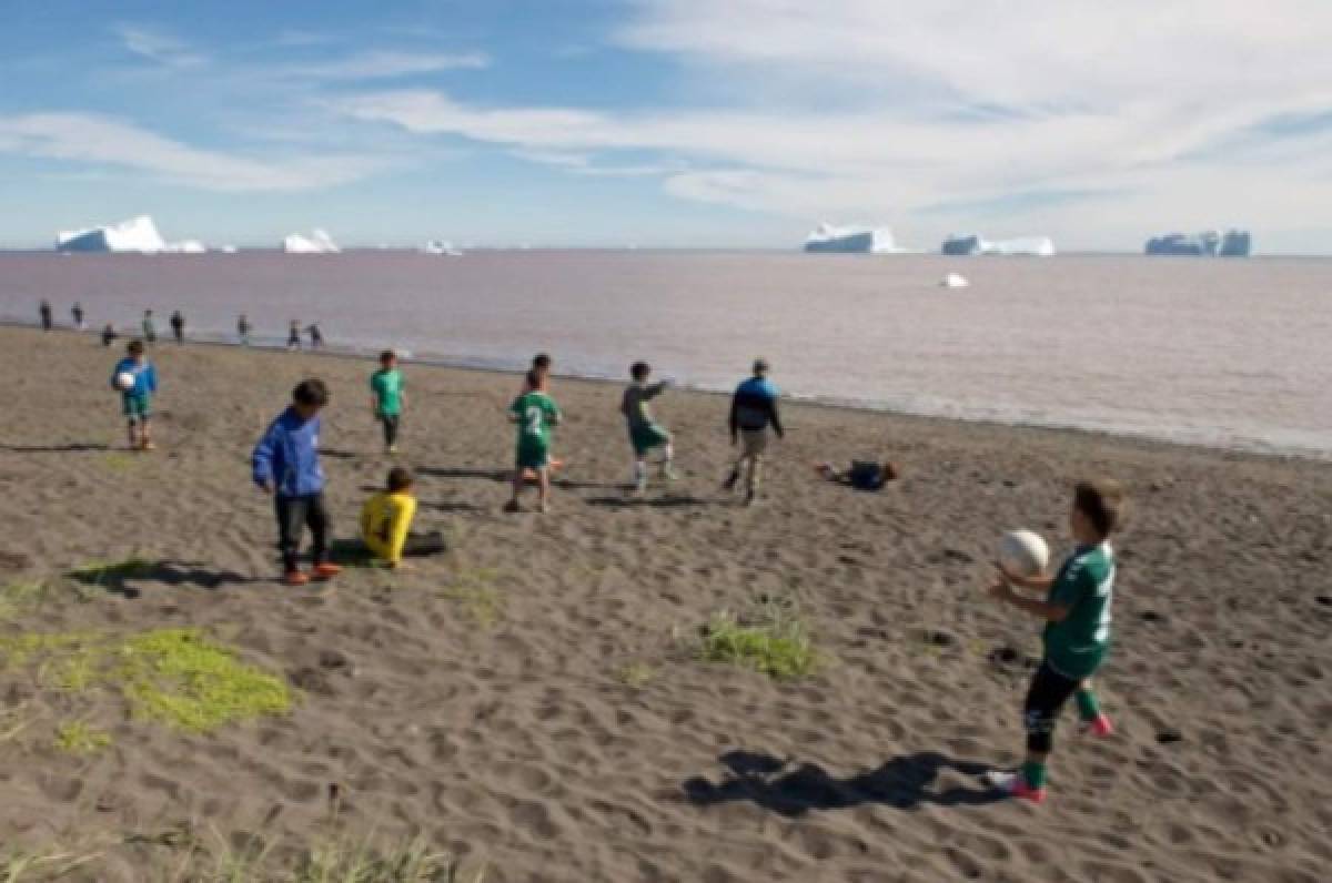 Así es el fútbol en Groenlandia: En medio de icebergs, ballenas y la temporada dura solo siete día