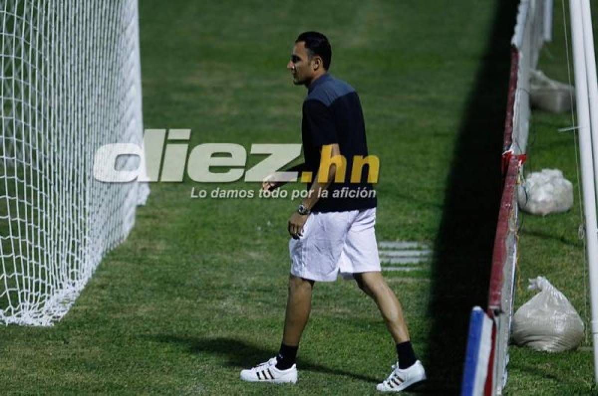 El portero de Costa Rica Keylor Navas realizando el reconocimiento de la cancha del estadio Morazán. Foto Neptalí Romero