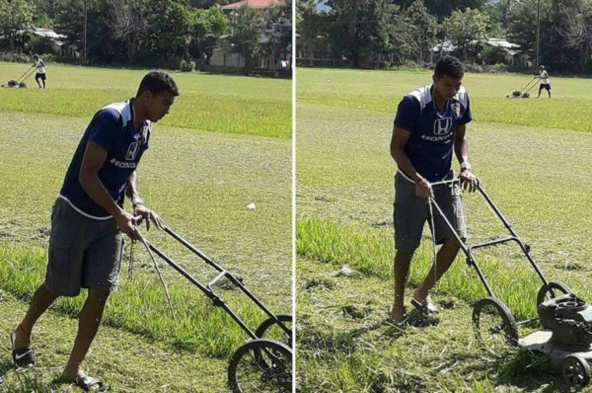 ¡EJEMPLAR! Seleccionado hondureño en ratos libres poda cancha de aldea donde creció