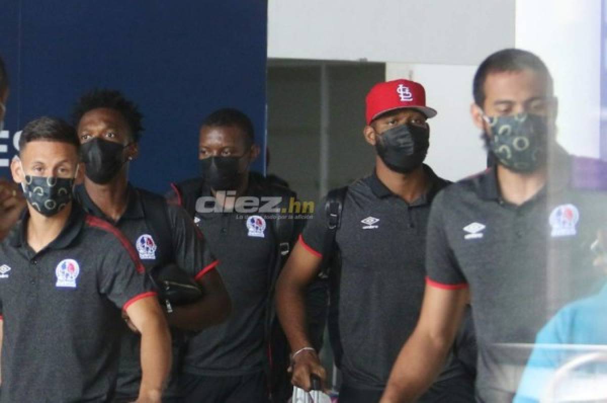 Con gafas, regalos y hasta con máscara de la Casa de Papel: Así fue el regreso de los jugadores del Olimpia tras escándalo en Surinam