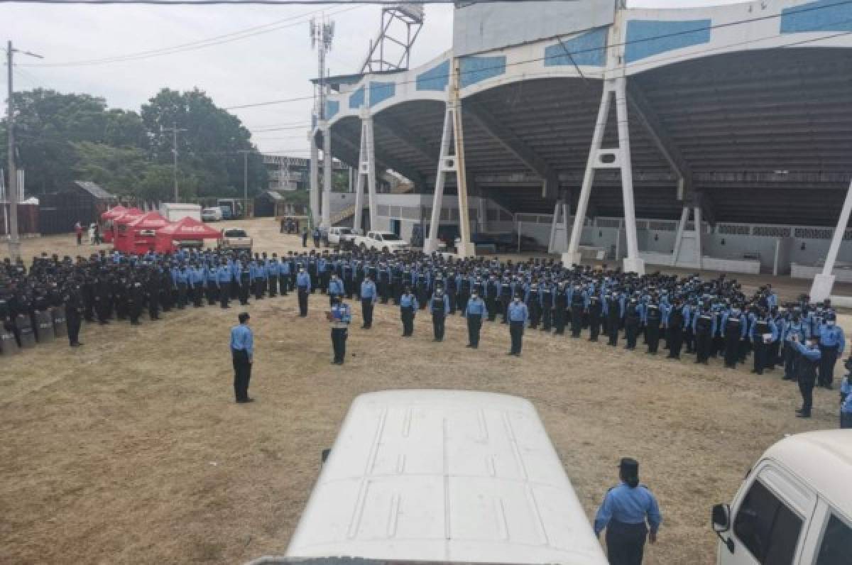 Policía Nacional, los primeros en llegar al estadio Olímpico para el dar seguridad al Honduras-Estados Unidos