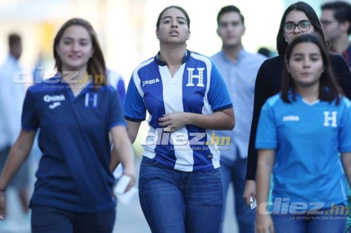 Las bellas aficionadas hondureñas que llegan al Nacional para presenciar el encuentro de la Bicolor. Fotos Alex Pérez