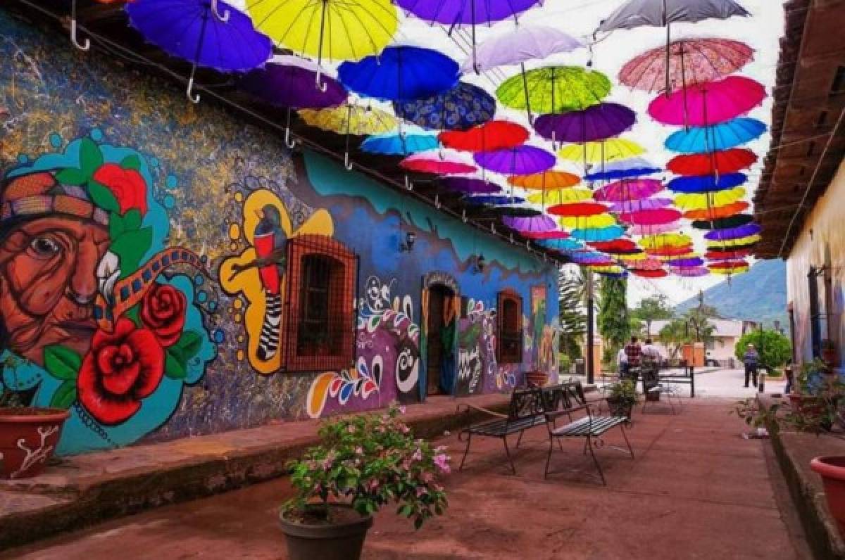 Así es Ajuterique, el hermoso hogar turístico del arte donde está el impresionante mural de Chelato Uclés