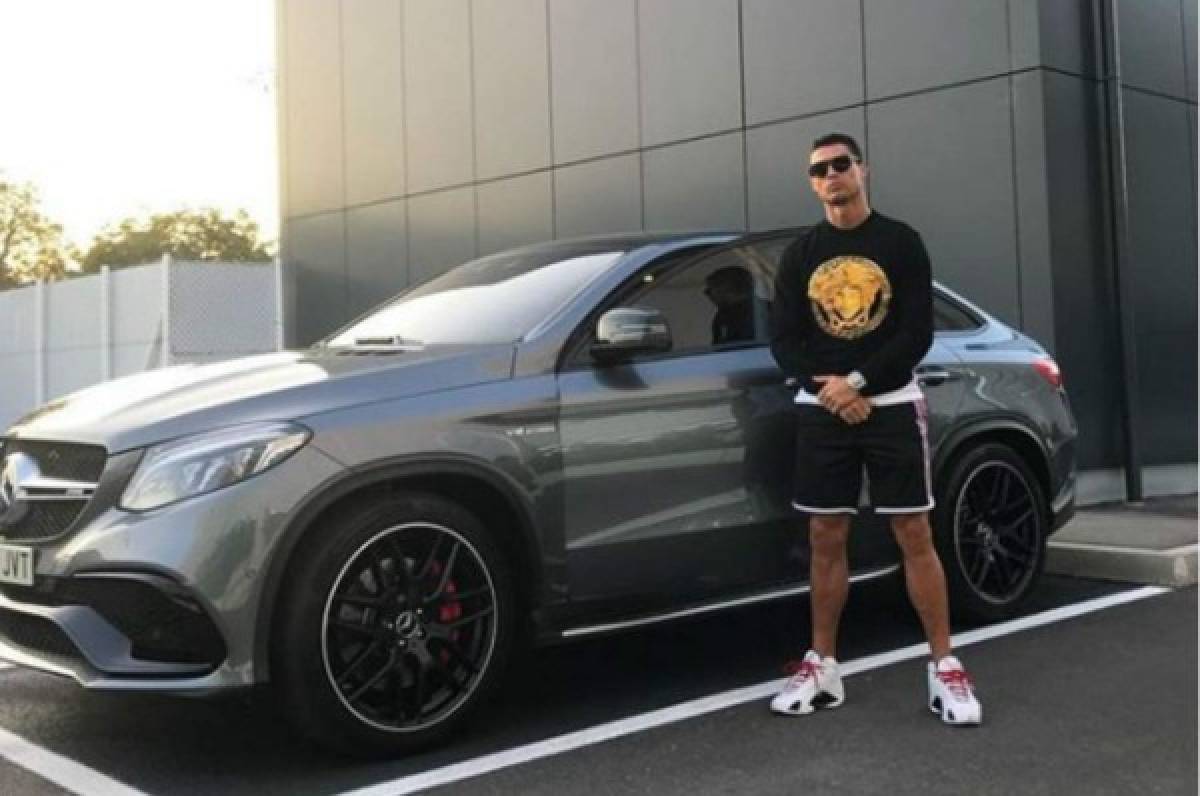 DE LUJO: Cristiano Ronaldo presume su espectacular Mercedes en Turín