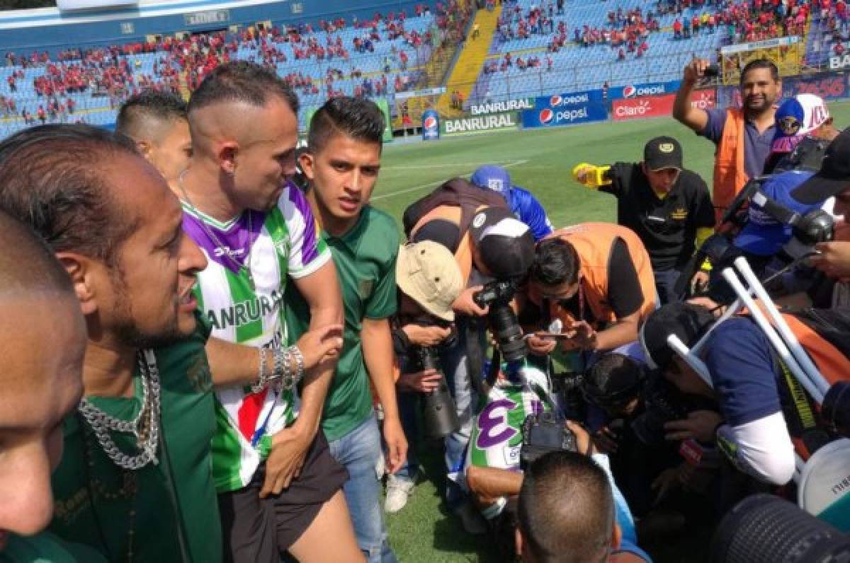 El hondureño Jorge Zaldívar celebrando en la cancha del Mateo Flores la obtención del título con el Antigua. No jugó los partidos de la final por lesión. Foto cortesía