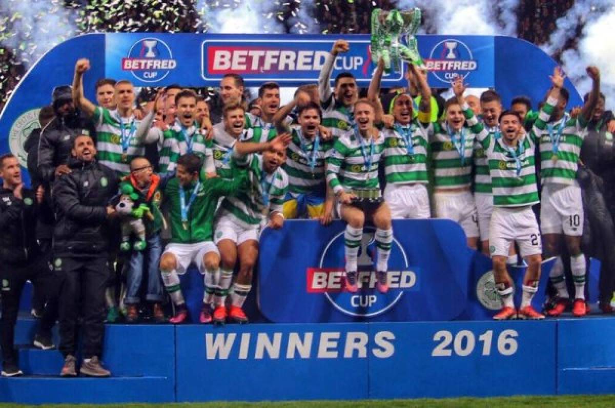 Emilio Izaguirre y los jugadores del Celtic levantando la Copa de Liga de Escocia. Foto @Celticfc