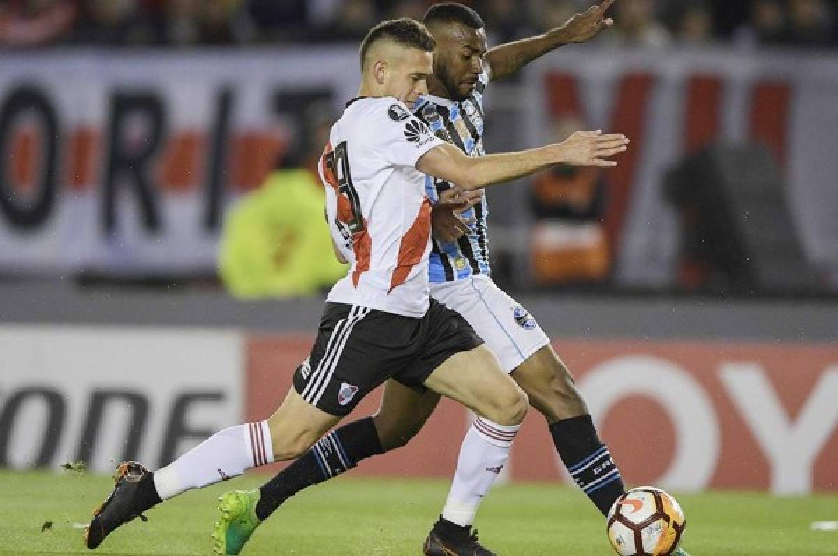 Borré de River Plate disputa la pelota con un brasileño en el Monumental de Buenos Aires.