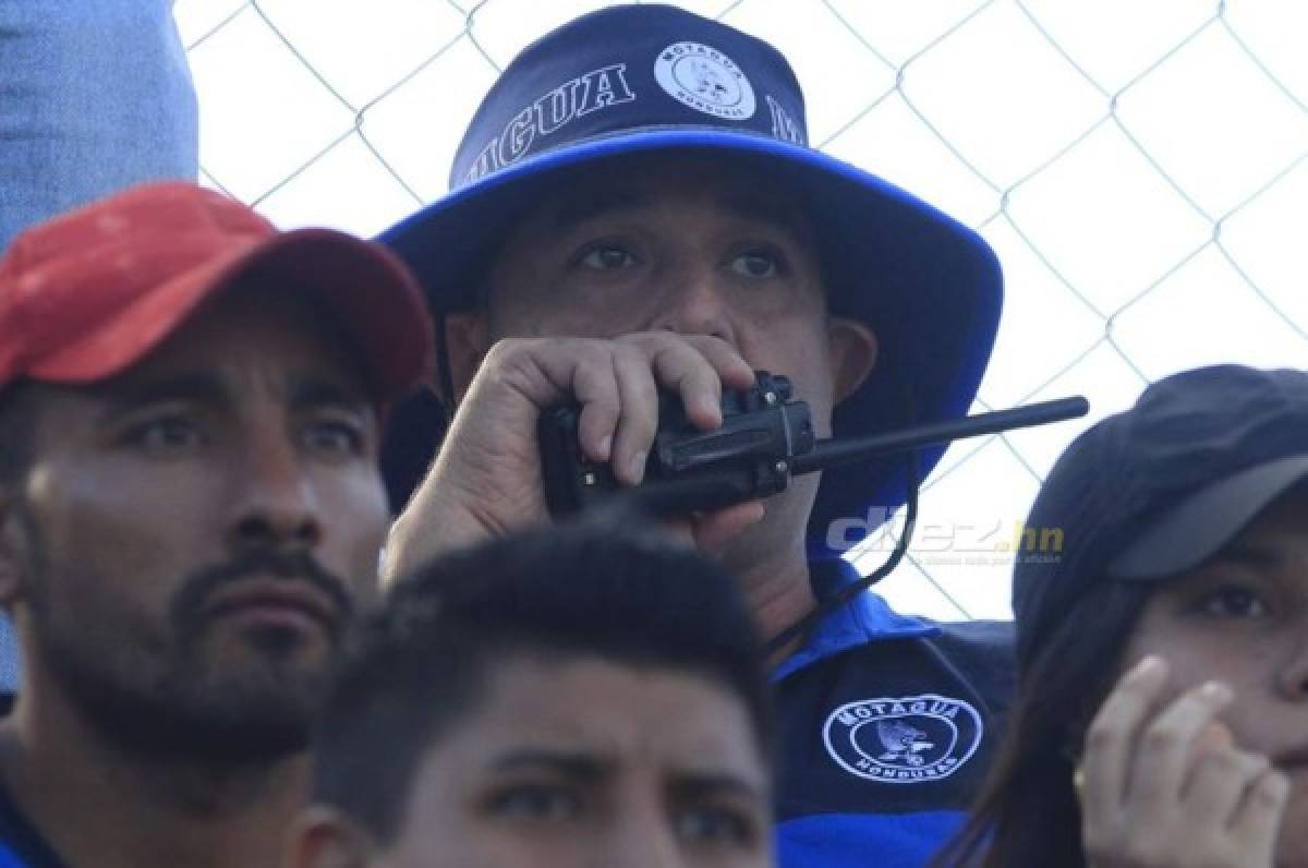 Diego Vázquez dio indicaciones por medio de walkie talkie en el Motagua-Marathón