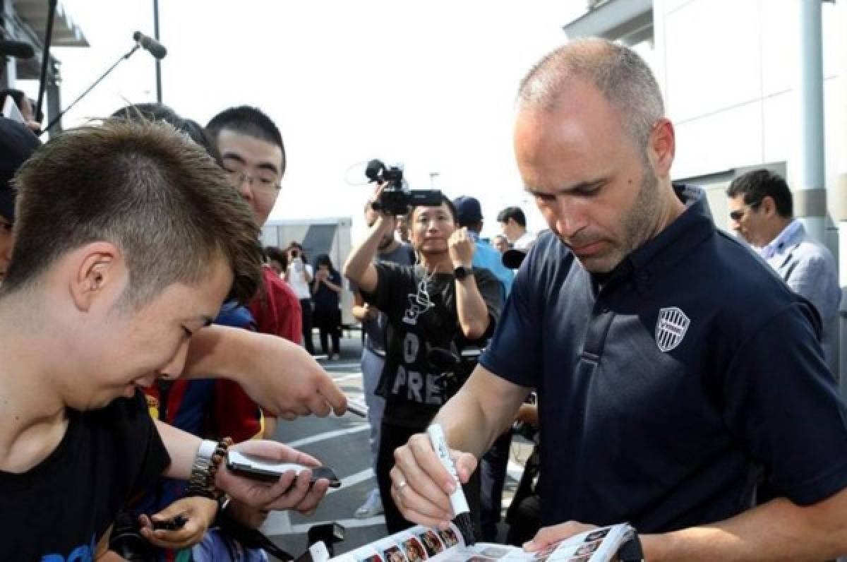 Cientos de aficionados reciben a Iniesta a su llegada a Japón