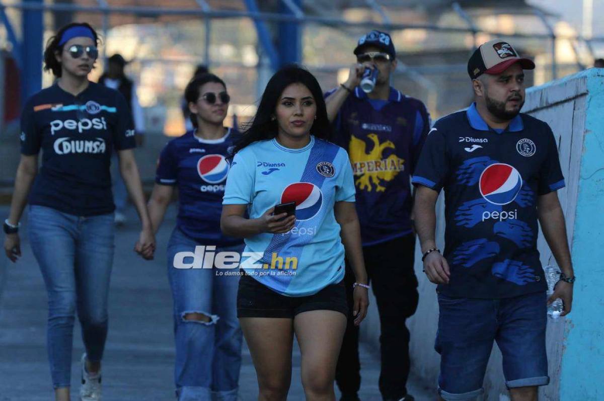 ¡Piedras y botellas por doquier! Barra del Motagua causa disturbios con los del Olimpia y la belleza azul que invade en el Nacional