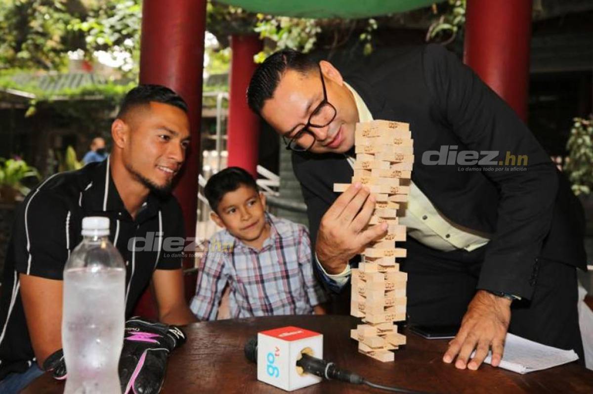 Marlon Licona presta mucha atención al juego de Jenga. A nuestro periodísta Saúl Carranza le tembló el pulso, en el fondo aparece su hijo Ethan Yahel.