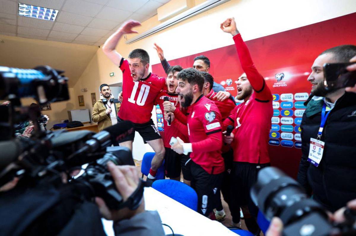 Invasión, lágrimas y locura total: La celebración de Georgia tras clasificar a la Eurocopa por primera vez en su historia